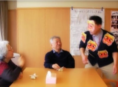 笑顔で交流するスタッフと利用者
