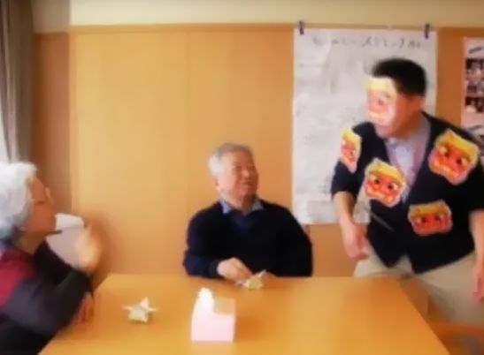 笑顔で交流するスタッフと利用者