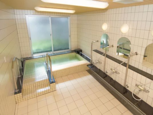 広々とした快適な浴室