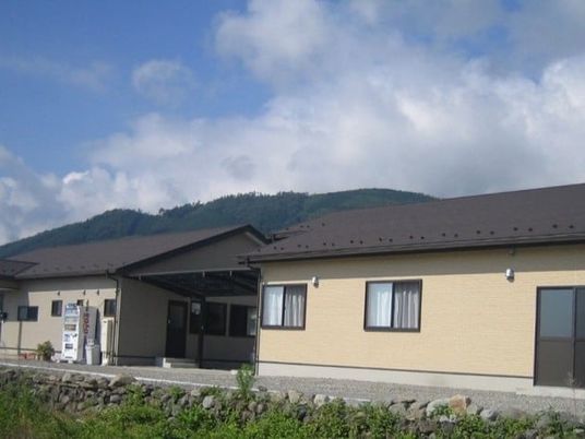 山並みを望む外観  