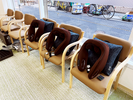 マッサージ機付き椅子の並ぶラウンジ  