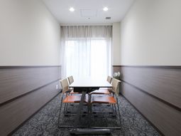 会話が弾む明るい会議室