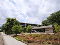 緑に囲まれる施設外観