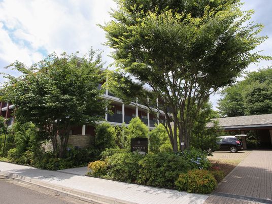 緑に囲まれた建物外観