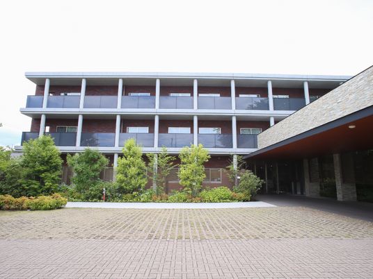 緑豊かなモダンな外観