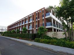 緑に囲まれた建物外観