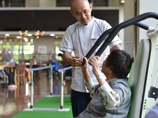 トレーニングする利用者と職員