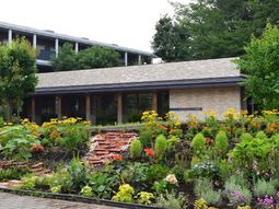 花と緑に囲まれた建物エントランス