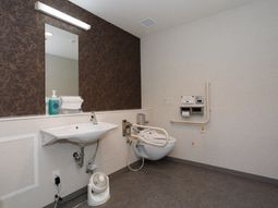 洗面台とトイレ設備のある室内
