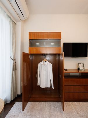 洋室のクローゼットとテレビ