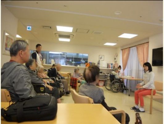 椅子に座る利用者たち