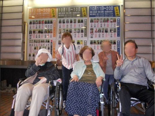 笑顔の利用者とスタッフ