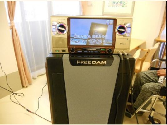 カラオケセットのある部屋