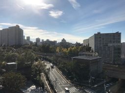 都市の景色が広がる外観