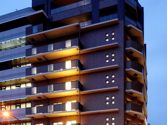 明るく照らされた建物外観