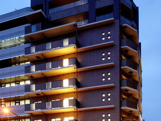 明るく照らされた建物外観