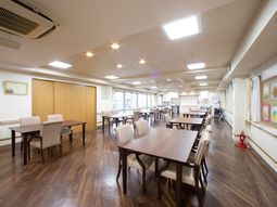 広々とした明るい食堂