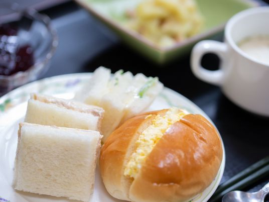 朝食セットの配膳テーブル