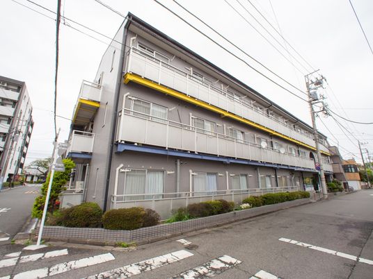 灰色の建物の外観
