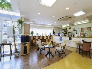 明るい受付と待合スペース