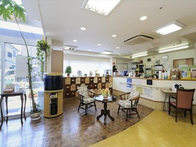 明るい受付と待合スペース