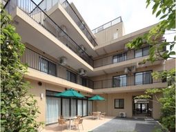 中庭の緑と建物