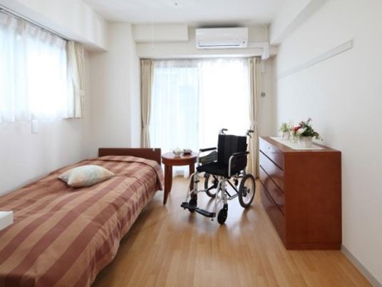 明るい居室と車椅子