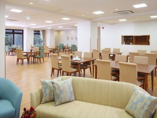 ゆったりとした食堂空間