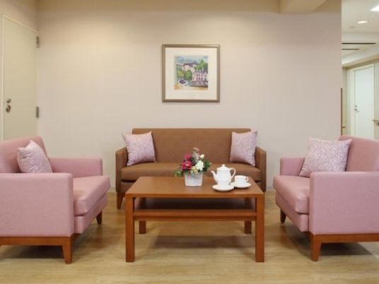 落ち着いた色のラウンジ