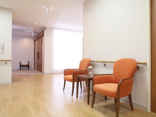 廊下にある椅子と手すり