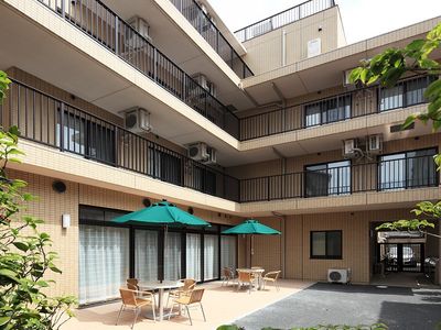 中庭の明るい風景