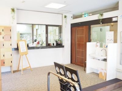 清潔な施設のエントランス