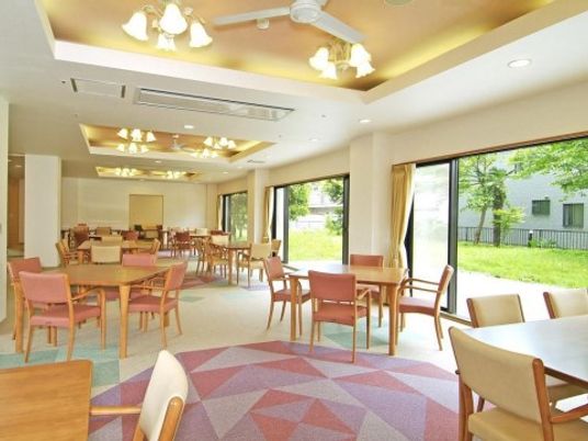 広々とした明るい食堂