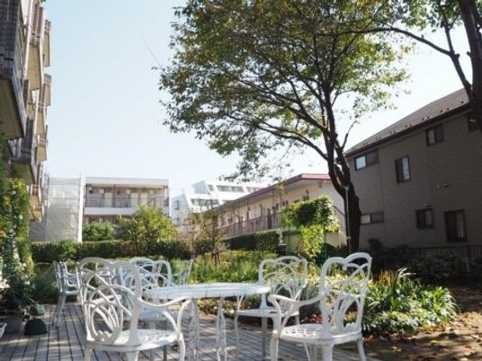 緑豊かな屋外休憩所