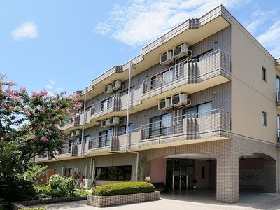 明るい日差しの外観