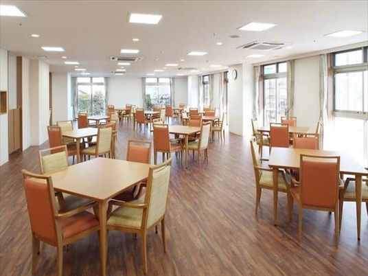 広々とした明るい食堂