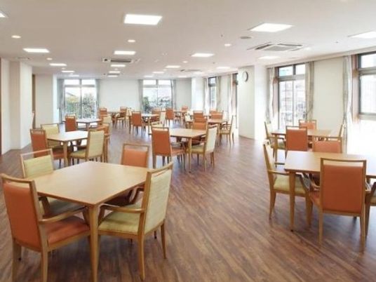明るい食堂の様子
