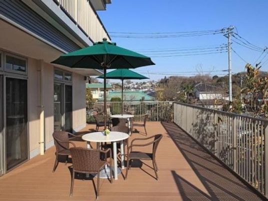 日差しのテラスシーン