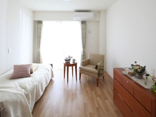 居室の明るい一室