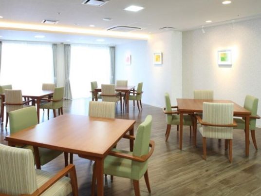 明るい食堂の様子