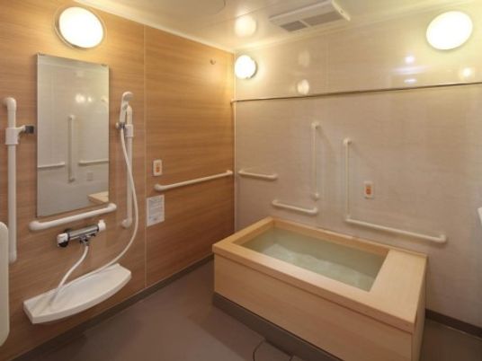 手すり付きの広々浴室