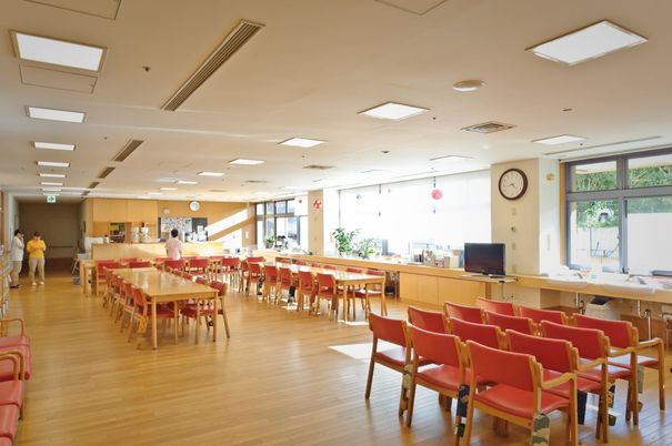 自然光が入る食堂