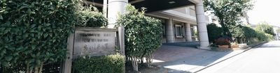 植物に囲まれた入り口