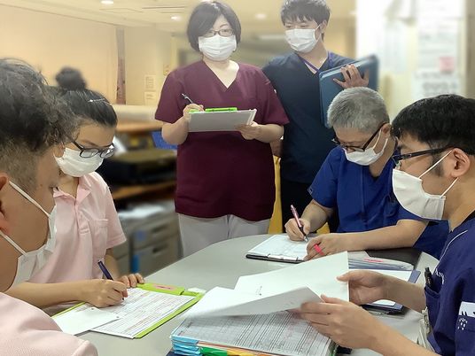 申し送りする職員の会議室  