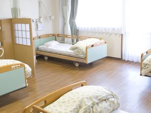 明るい居室のベッド配置  