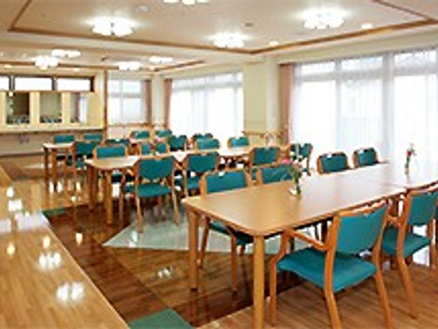 ゆったりとした食堂 食堂 明るく開放感のある食堂です。広々としたテーブル配置で、ゆっくりお食事を楽しめます。