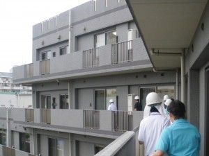 外廊下のある建物外観  