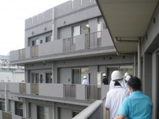外廊下のある建物外観  