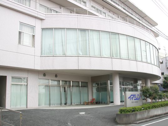 白い外観の建物  