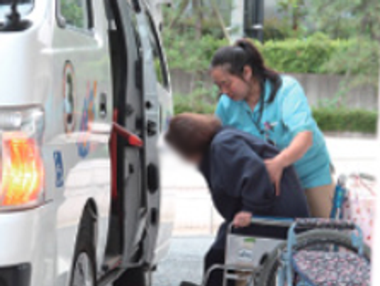 優しく介助する場面